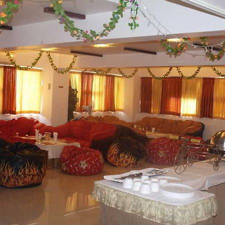 Hotel Maan Residency Ahmedabad Extérieur photo