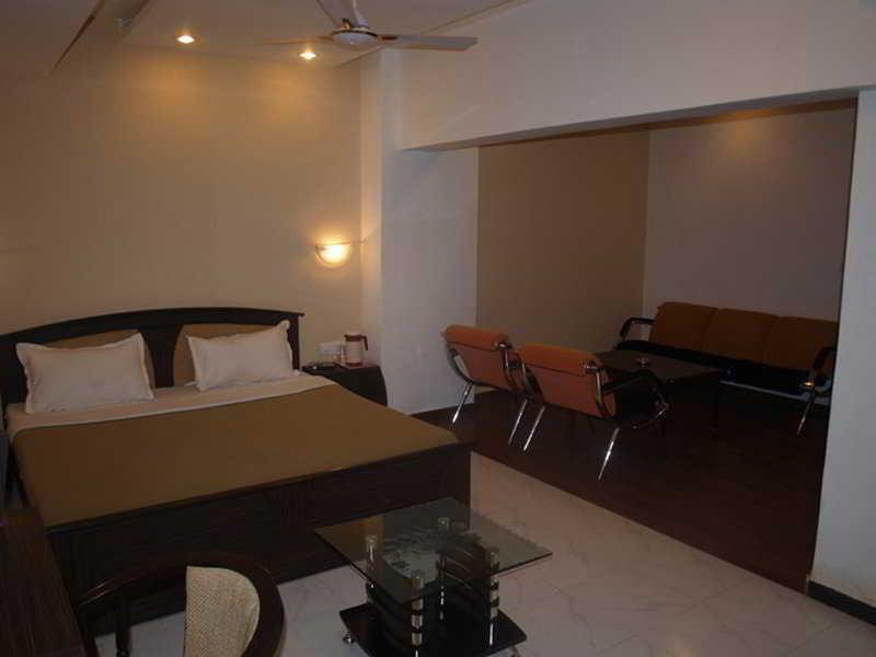 Hotel Maan Residency Ahmedabad Extérieur photo